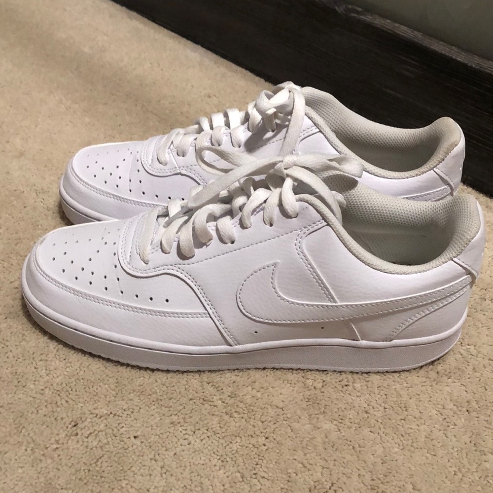 Size 10 men’s Nike tennis shoes.